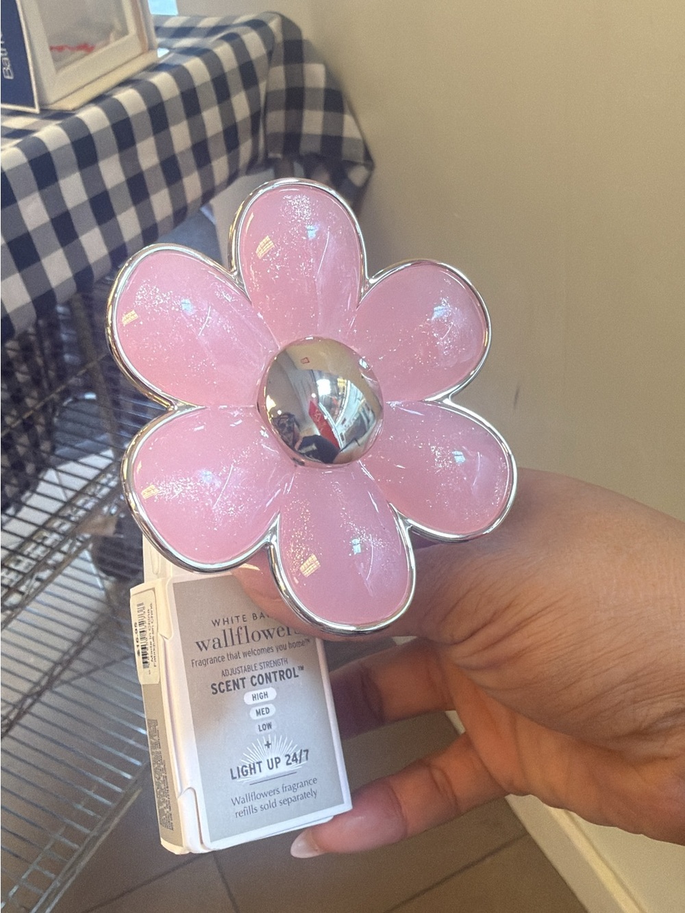 White Barn Pink Flower Wallflower Plug-In